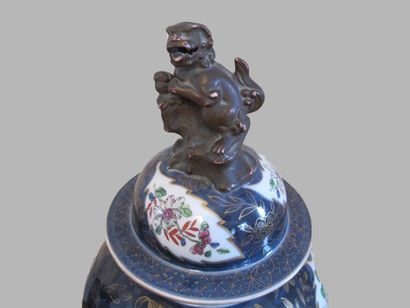 null JAPON XXème siècle
Paire de potiches en porcelaine à décor de cartouches en...