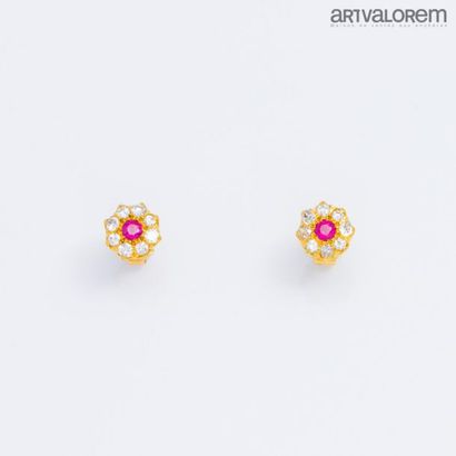 null Paire de clous d'oreilles en or jaune 750°/°° en forme de fleur, centré d'un...