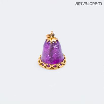 null Pendant in yellow gold 750°/°°° in the shape of an amethyst bell.
H. 2,3 cm
Gross...