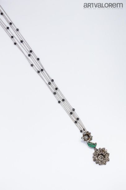 null EDEENNE
Long necklace in 750°/°° white gold composed of three chains of forced...