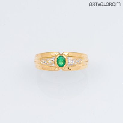 null Bague en or jaune 750°/°°ornée d'une émeraude soulignée de diamants taillés...