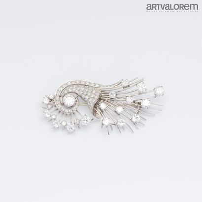null 950°/°°° platinum brooch in the shape of a horn of plenty decorated with half-cut...
