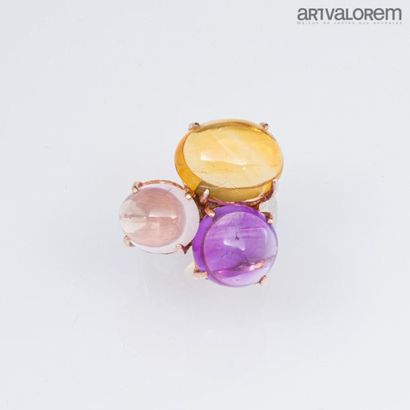 null Ring in 925°/°° silver, partly glazed, set with three oval cabochons of rose...