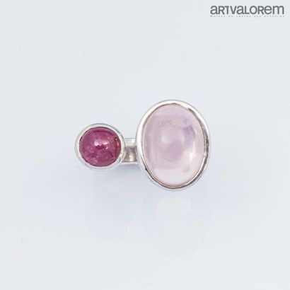 null Open 925°/°°° silver ring with oval rose quartz cabochon and ruby.
TDD: 60
Gross...