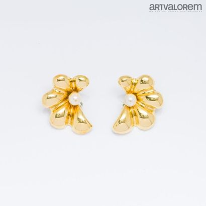 null Paire de clips d'oreilles en or jaune 750°/°° en forme de demi-fleur stylisée...