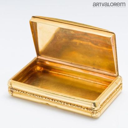 null Rectangular snuffbox in 750°/°°° yellow gold with engraved acanthus leaves and...