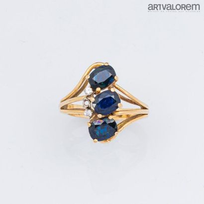 null 750°/°° yellow gold ring with three faceted oval sapphires and small diamonds.
TDD:...