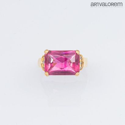 null Yellow gold ring 375°/°°° with a rectangular faceted pink tourmaline set with...