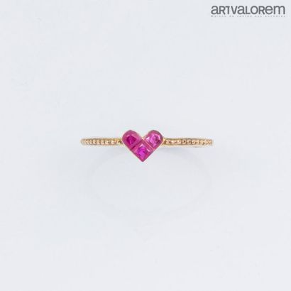 null Bague en argent 925°/°° vermeillé centrée d'un coeur serti de trois rubis calibrés.
TDD:...