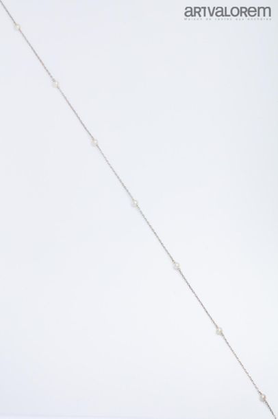 null Collier en or gris 750°/°°, la chaîne à maillons forçat ponctuée de perles,...