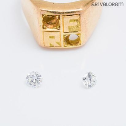 null Chevalière en or jaune 750°/°° monogrammée RF
Poids: 22 g

Deux diamants taille...