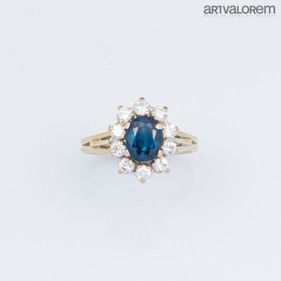 null Bague marquise en or gris 750°/°°ornée d'un saphir ovale facetté dans un entourage...