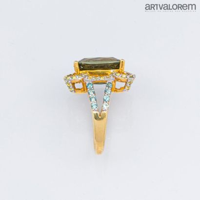 null Ring in 925°/°° silver with a green moldavite in a rectangular shape with cut-off...