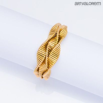 null Bracelet en or jaune 750°/°° à trois brins godronnés et torsadés, fermoir à...