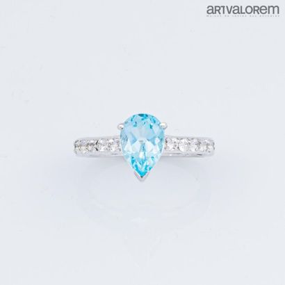 null Ring in 925°/°° silver with a blue topaz with four colourless topazes on each...