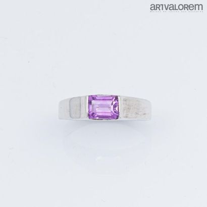 null 925°/°° silver ring centered on a rectangular amethyst with cut-off sides.
TDD:...