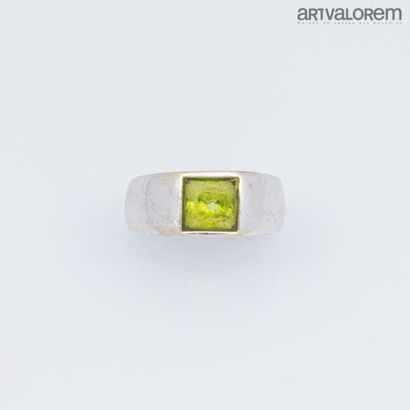 null Ring in white gold 750°/°° centered on a princess cut peridot (greyish). 
 TDD:...