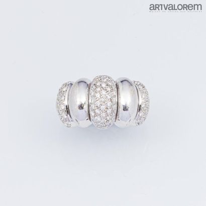 null Bague en or gris 750°/°° de forme godronnée pavée en partie de diamants taille...