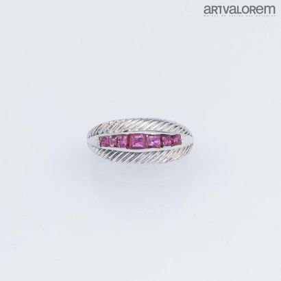 null Ring in 925°/°° silver chased and decorated with a line of calibrated rubies.
TDD:...