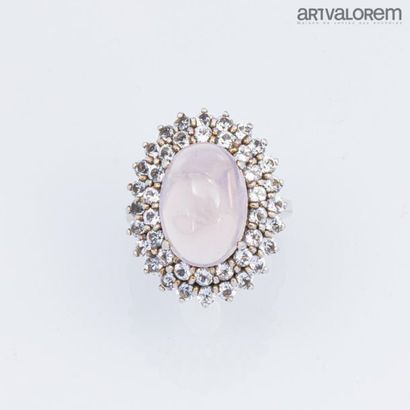 null 925°/°° silver ring centered on an oval rose quartz cabochon in a double surround...