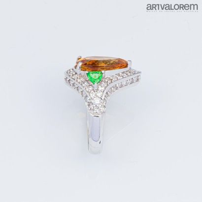 null Bague en or gris 585°/°° dite "cocktail" ornée d'une citrine de taille poire...