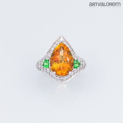 null Bague en or gris 585°/°° dite "cocktail" ornée d'une citrine de taille poire...