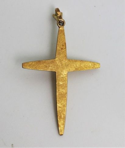 null Croix pendentif en or jaune et gris 750°/°° centré d'un diamant taille brillant,...