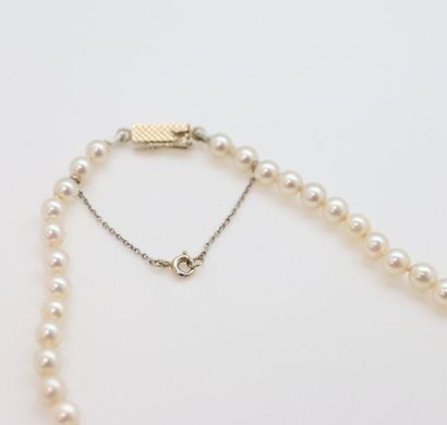 null Necklace of falling cultured pearls. white gold ratchet clasp and safety chain.
L....
