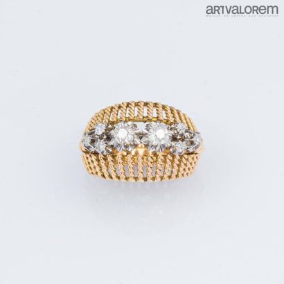 null Ring in yellow gold 750°/°°° and platinum made of twisted wires decorated with...