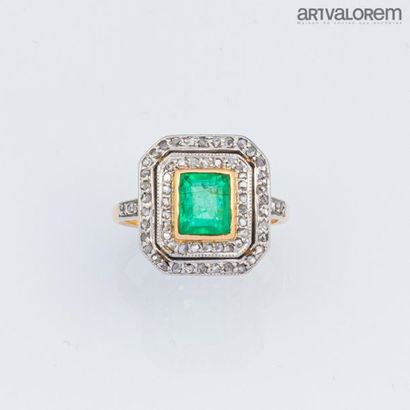 null 750°/°°° yellow gold and platinum ring with an emerald in a rectangular shape...