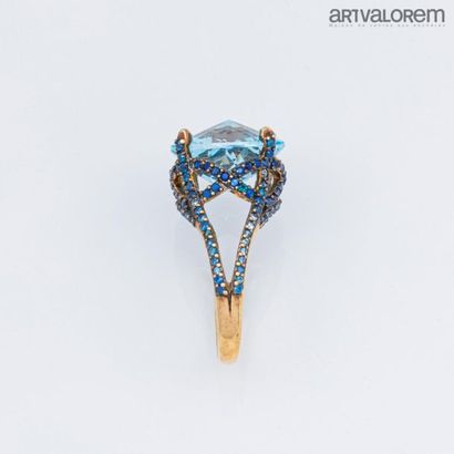 null Ring in 925°/°° silver with double-breasted cut topaz, sapphire-set openwork...