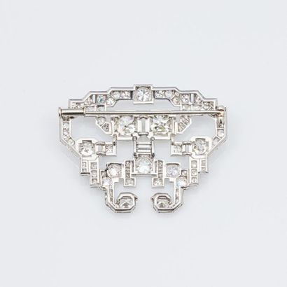 null Broche en or gris 750°/°° à décor de rinceaux géométriques serti de diamants...