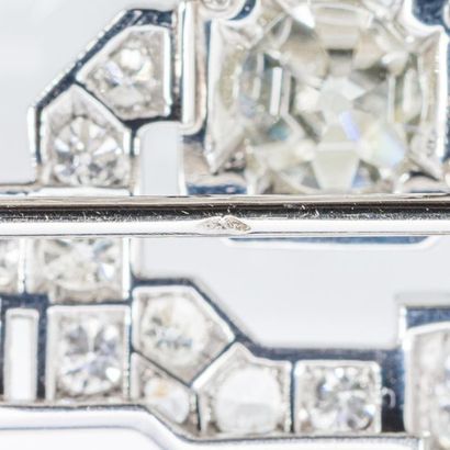 null Broche en or gris 750°/°° à décor de rinceaux géométriques serti de diamants...
