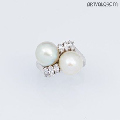 null Bague "Toi et Moi" en or gris 750°/°° ornée de deux perles de couleur blanc...
