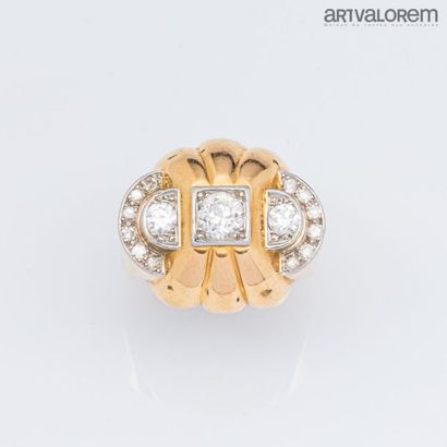 null Bague en or jaune 750°/°° et platine 900°/°°centrée d'un diamant taille ancienne...
