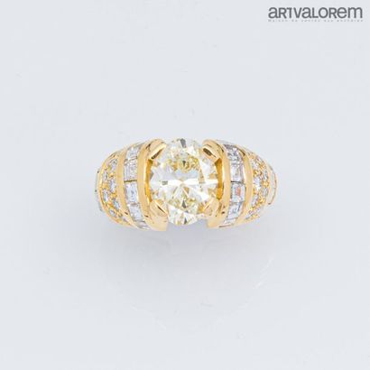 null Bague jonc en or jaune 750°/°° serti d'un diamant de taille ovale brillanté...