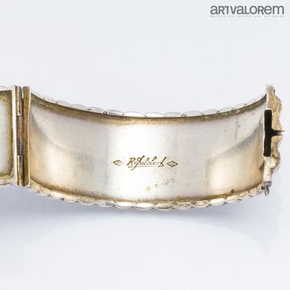 null René SITOLEUX
Bracelet manchette articulé en argent 925°/°° à décor ciselé de...