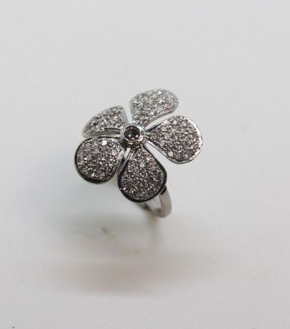 null COLETTE 
Bague en or gris 750°/°° de forme fleur pavée de diamants, au centre...