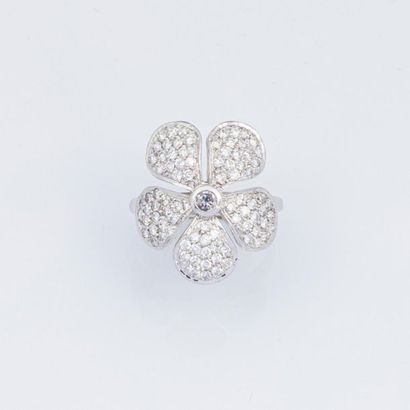 null COLETTE 
Bague en or gris 750°/°° de forme fleur pavée de diamants, au centre...