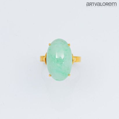 null CHINA
Ring in 585°/°° yellow gold with jade cabochon in claw setting.
TDD: 53
Gross...