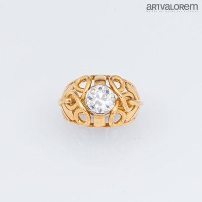null 750°/°° yellow gold and 900°/°°° platinum ring with openwork volutes decorated...