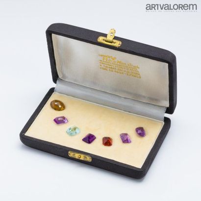 null Coffret de pierres du Brésil comprenant:
- Quatre améthystes 
- Deux citrines
-...