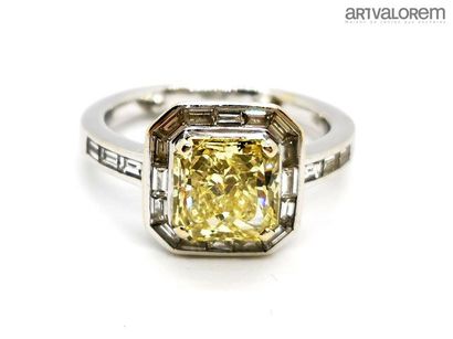 null Bague en or gris 750°/°° ornée d'un diamant fancy intense yellow naturel de...