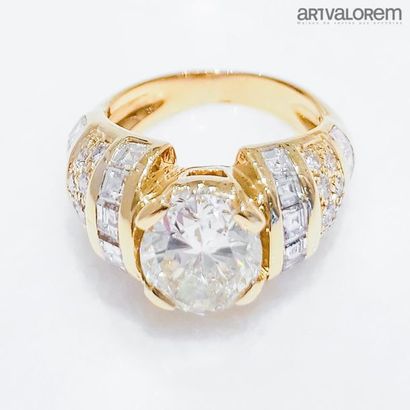 null Bague jonc en or jaune 750°/°° serti d'un diamant de taille ovale brillanté...