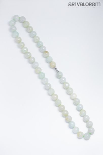 null White jade and celadon necklace made of 45 balls. Diameter: 8.5 mm.
Metal clasp
Total...