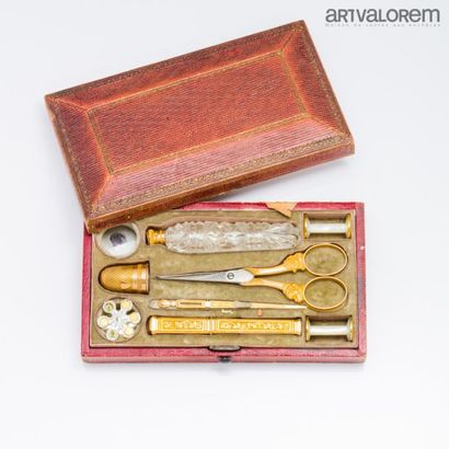 null Sewing kit in yellow gold and mother-of-pearl, including:
A case with chiselled...