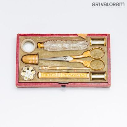 null Sewing kit in yellow gold and mother-of-pearl, including:
A case with chiselled...