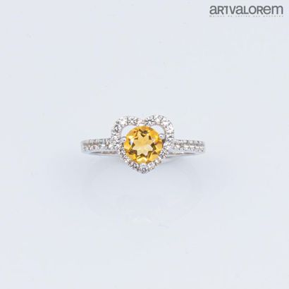 null 925°/°° silver ring centered on a round citrine in a heart-shaped frame set...
