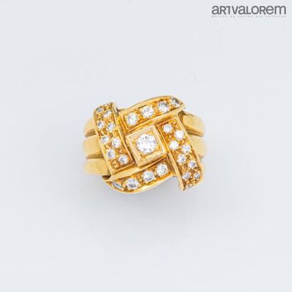 null 750°/°°° yellow gold ring with gadrooned central motif ring with geometric decoration...