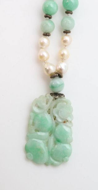 null CHINE
Collier composé de perles de culture baroques et de perles de jade-jadéite...